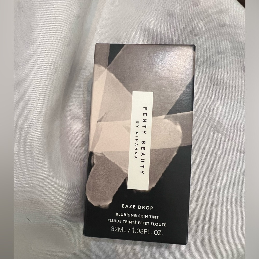 FENTY BLURRING SKIN TINT. EASY TO APPLY. 
SOFT, BLURRED FINISH.
